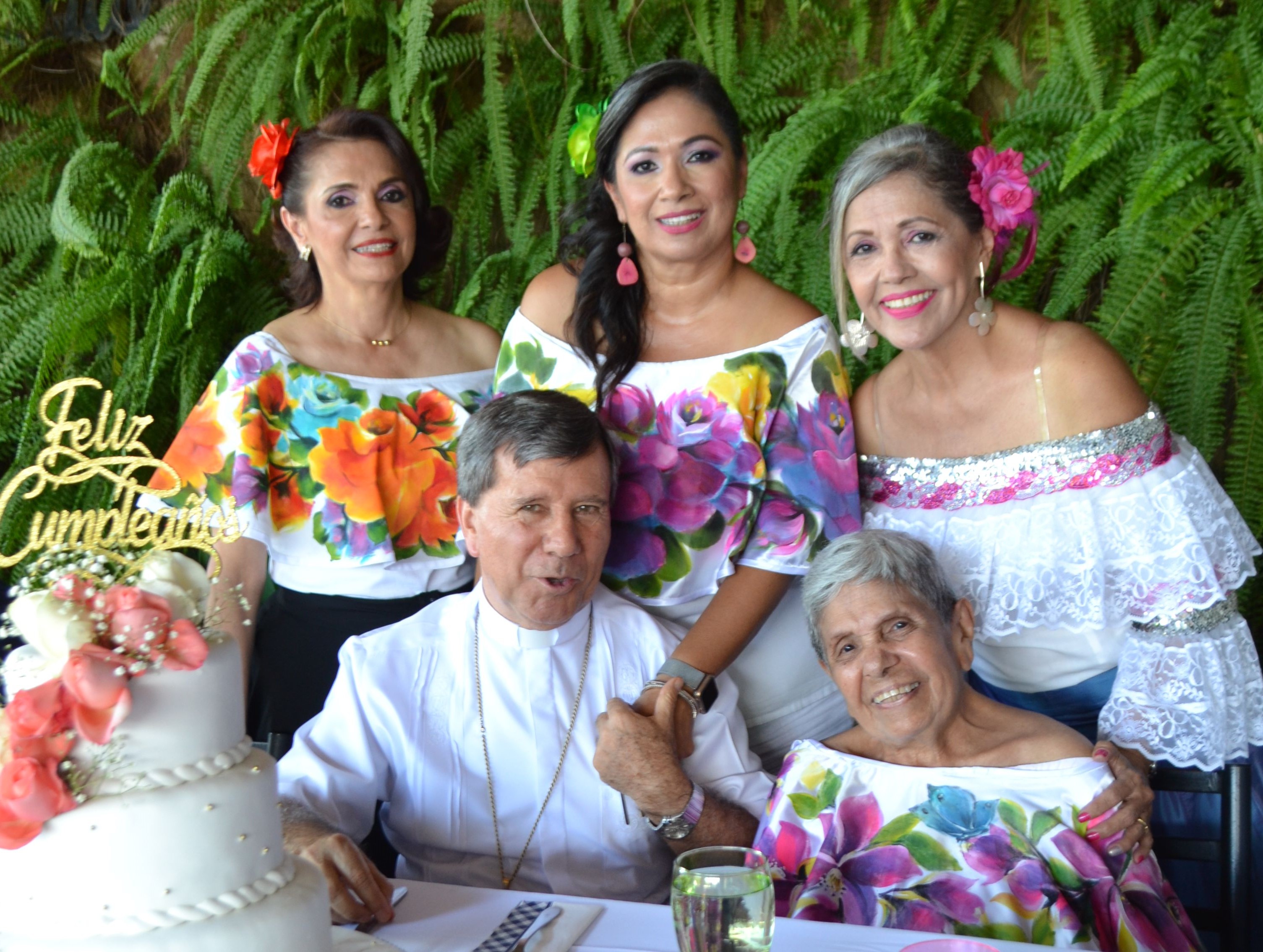 Con sus hijos Piedad del Socorro Díaz, Claudia Díaz y Clara Sofía Díaz Rojas, acompañadas de monseñor Froilán Casas.